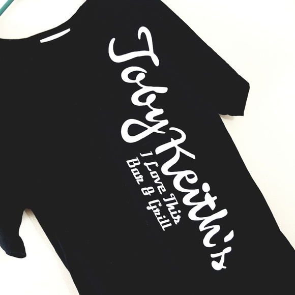 Tops - 3/$30 //Toby Keith's 'I Love This Bar & Grill' Tee